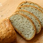 pan sin gluten recién horneado en mesa rústica