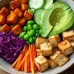 Poke bowl de boniato con ingredientes frescos y saludables