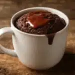 mug cake sin gluten de chocolate en taza blanca