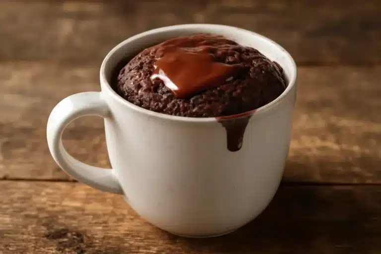 mug cake sin gluten de chocolate en taza blanca