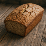 Pan sin gluten y sin levadura recién horneado en mesa rústica