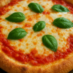 Pizza sin gluten casera con albahaca fresca
